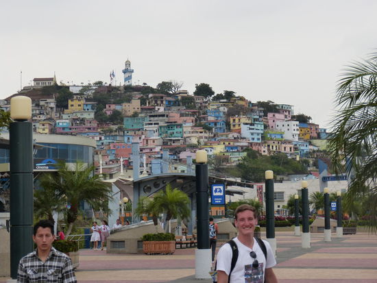Promenade mit Santa Ana im Hintergrund