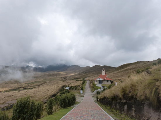 auch auf über 4.000 Meter darf eine Kirche nicht fehlen