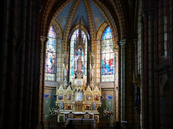 Hauptaltar in der Basilica auch bunt und kitschig, aber irgendwie trotzdem anders