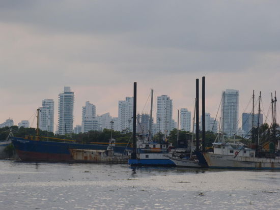 Hafenviertel mit der Skyline von Bocagrande im Hintergrund