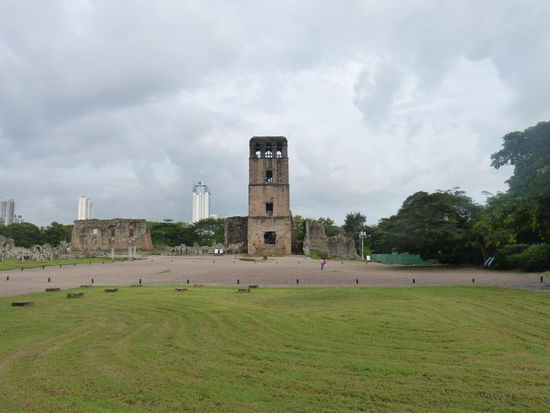 der verhältnismäßig gut erhaltene Kirchturm von Panama la Vieja