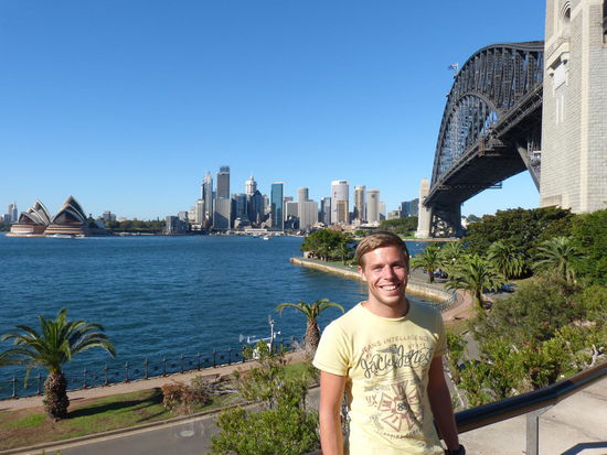 auf der anderen Seite der Brücke, ganz links das Opera House