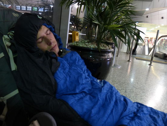 schlafender Marc auf dem Flughafen