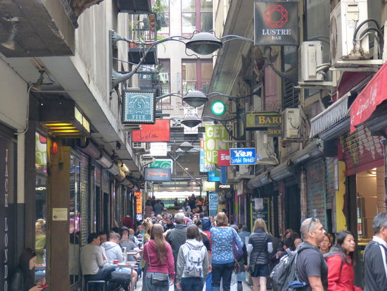 Straße in der Innenstadt mit vielen kleinen Cafés