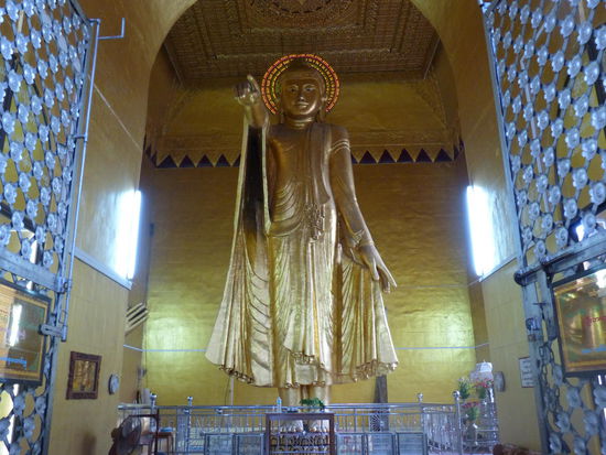 man beachte den coolen blinkenden Leuchtkranz hinterm Kopf