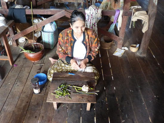 Fädenziehen aus Lotusstängeln