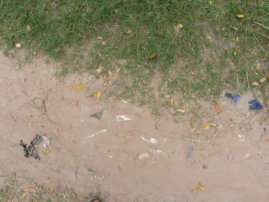 Knochen- und Kleidungsreste, die noch immer vom jährlichen Monsun freigelegt werden