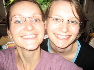 meine Schwester Heike (re.) und ich