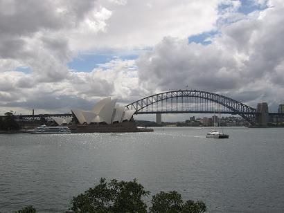 Sydney, meine Lieblingsstadt mit meiner Lieblingsoper und meiner Lieblingsbruecke.
Hab ich schon erwaehnt das ich Sydney echt mag??