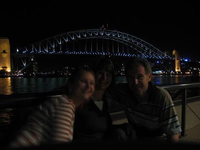 Papa, Mama und ich vor der HarbourBridge, meiner Liiiiieblingsbruecke.