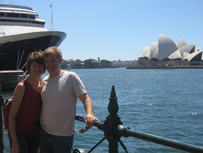 Mama und Papa vor der Oper.
Links seht ihr mein Boot (nee, ein Witz!)