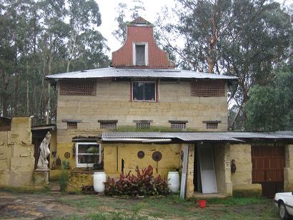 das Haus, ohne Strom und Wasser, von meiner Wwoofingfamilie in der naehe von Sydney. Ich kann euch sagen, was ein Abenteuer.