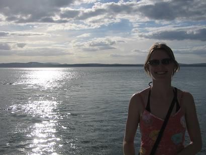 Heike in Port Stephens, nachdem wir Delphine (stehen auch auf meiner Lieblingstierliste) gesehen haben.