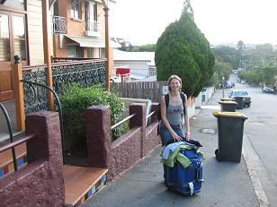 Heike mit Supertrolly vor unserem Hostel in Brisbane an ihrem Abreisetag!