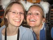 Heike und ich mit Koalaohren!
... haette fast vergessen die Ohren wieder abzusetzen und wollte schon mit den Ohren auf dem Kopf aus dem Geschaeft spazieren!!!!!!!
Na ja, wir hatten mal wieder was zu lachen
