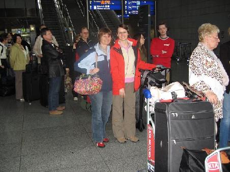 Meine Mama und ich am Frankfurter Flughafen