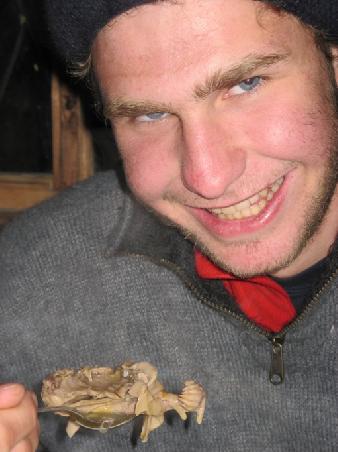 Johannes beim Cuy essen... na erkennt ihr da ein bestimmtes koerperteil auf dem foto?