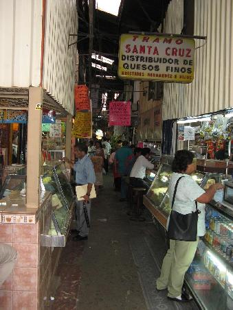 der Mercado Central, ein ueberdachter Markt, wo es eigentlich alles gibt aber eher unangenehm riecht.