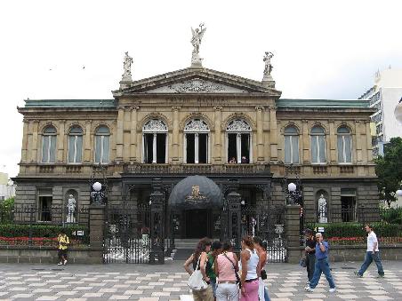 das Nationaltheater, angeblich das schoenste Gebaeude der Stadt