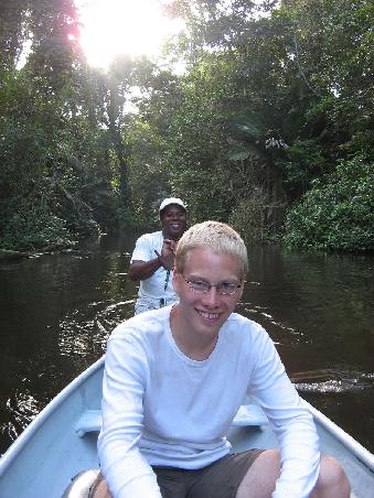 Henry unser Guide und Paddler im Hintergrund