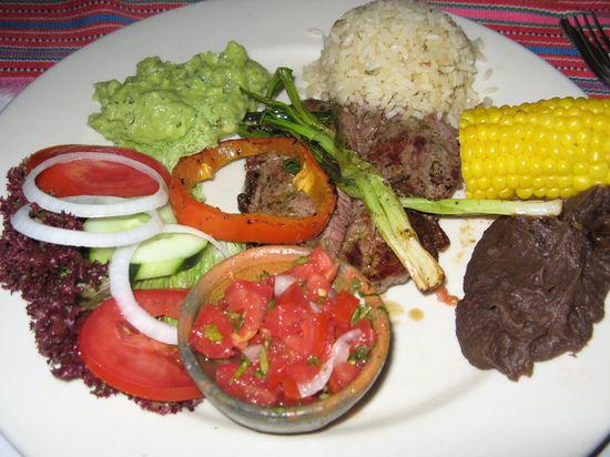 Typisch Guatemala - Fleisch, Reis, Mais und ganz viel Guacamole. Unser Essen am ersten Abend.