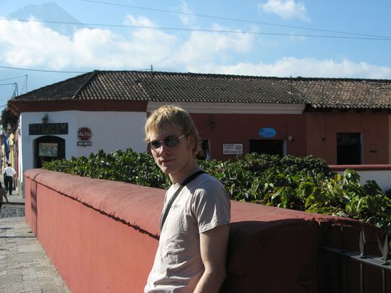 Jonas in den Strassen von Antigua.