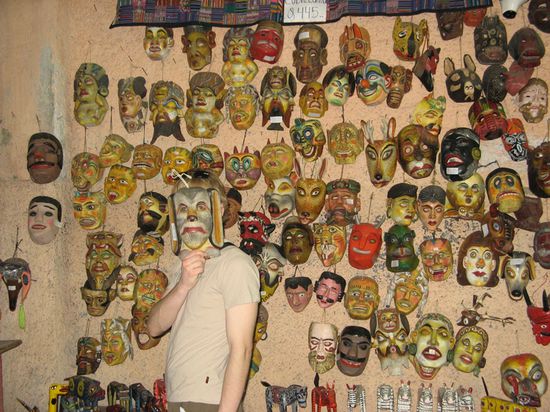 Traditionelle Masken in einem Markt.