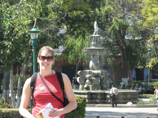 Kati im Parque Central - dem Hauptplatz und Stolz von Antigua. Hier treffen sich die Einheimischen und Touristen zu einem Plausch.