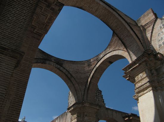 Ein Blick durch das Dach der Ruinen der Kathedrale.