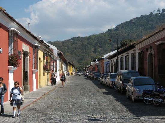 Die bunten Haeuserfassaden sind typisch fuer Antigua.