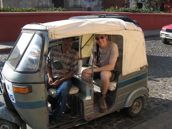 Mit dem Tuk tuk (Taxi) ging es nach unserer Wanderung ins naechste Dorf zurueck nach Antigua.