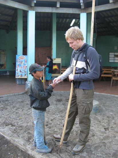 Jonas kauft der Dorfjugend einen Wanderstab ab