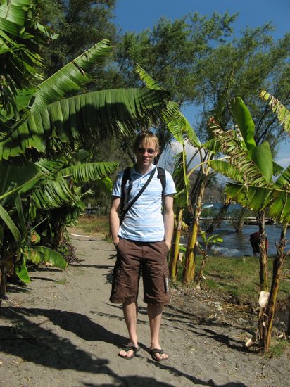 Spaziergang am Ufer des Sees