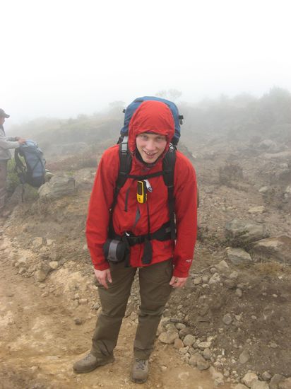 Sichtweite unter 5m, aber ICH trotzdem guter Laune endlich wieder wandern zu koennen 