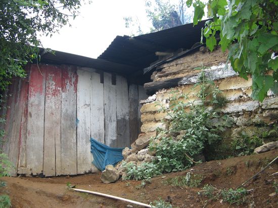 spaerliche Gebaeude oft mit nur einem Raum (inkl. Kueche, Toilette und Bett)