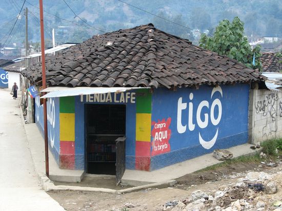 mittendrin: eines der vielen Gebaude, die fuer den groessten Mobilfunkanbieter des Landes (Tigo) werben!!!?