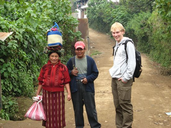 eine Einwohnerin, die wir unterwegs trafen... sie fand die 1-Eurocent Muentze so schoen, dass wir sie ihr schenkten 