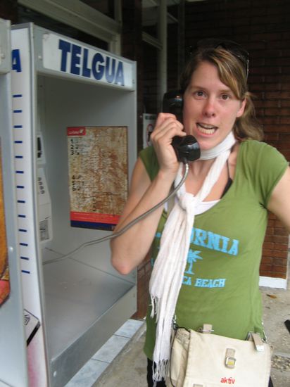 Der Versuch Katis Mutter in Deutschland anzurufen, um ihr zum Geburtstag zu gratulieren, wurde zu einer Odyssee: erst die 10. (!!!) Telefonzelle im Ort konnten wir ueberreden eine Verbindung nach Deutschland aufzubauen. ARG!