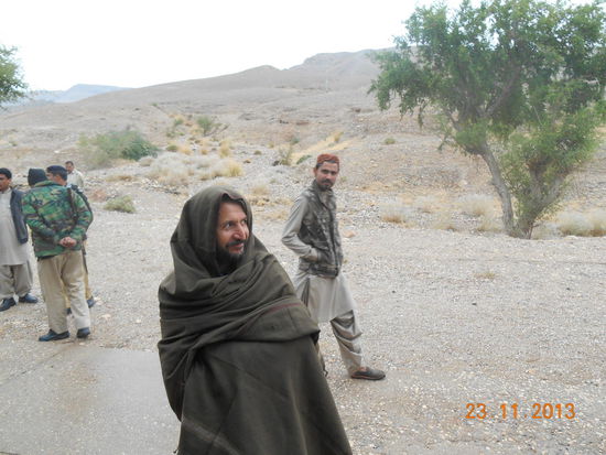 Hakan auf dem Bahnsteig mit seiner Pakistanischen Decke