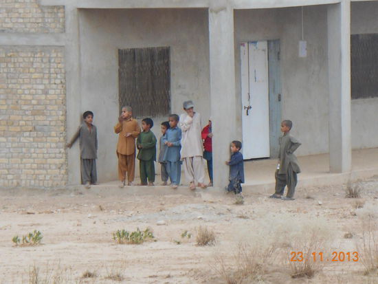 Kinder, die den langen Zug bestaunen