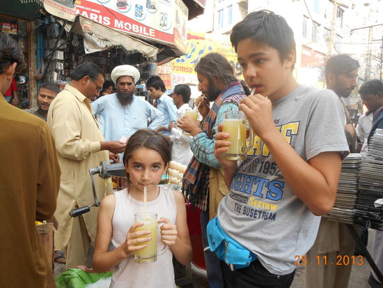Frisch gepresster Orangensaft mitten im Gewühle der Stadt