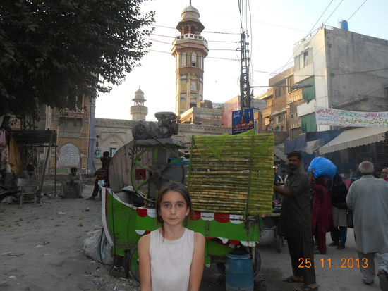 Ein Platz in der Altstadt - im Hintergrund Zuckerrohr, dessen frisch gepresster Saft überall verkauft wird