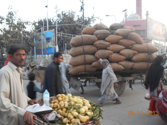 Guaveverkäufer / im Hintergrund ein Ochsenkarren