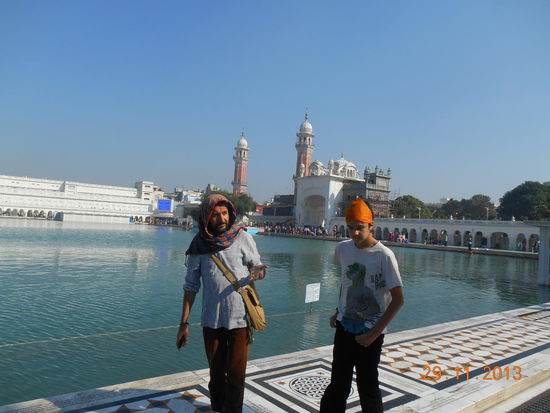 Das heilige Tempelgelände mit dem Wasserbassin, in dem riesige Goldfische schwimmen - Kopfbedeckung ist Pflicht