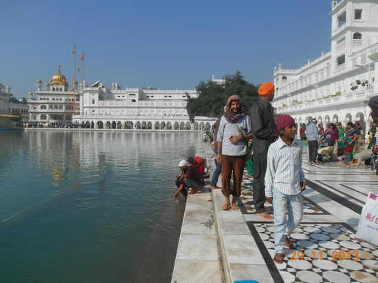 Einer der vier Eingänge (rechts) - die Menschen verneigen sich beim Eintreten vor dem Tempel