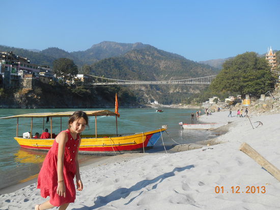 Der Ganges, unser kleiner Strand und im Hintergrund die Hängebrücke