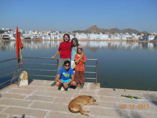 Erster Rundgang durch den Ort nach einem freudigen Wiedersehen mit Jub - im Hintergrund sieht man unseren kleinen Hügel