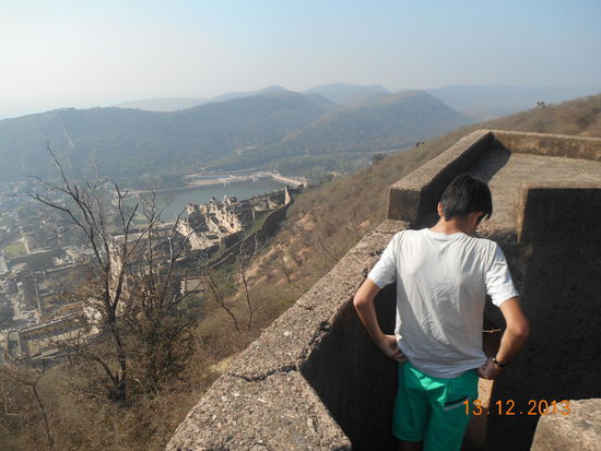 Wanderung entlang der Fortmauern mit Blick auf Bundi