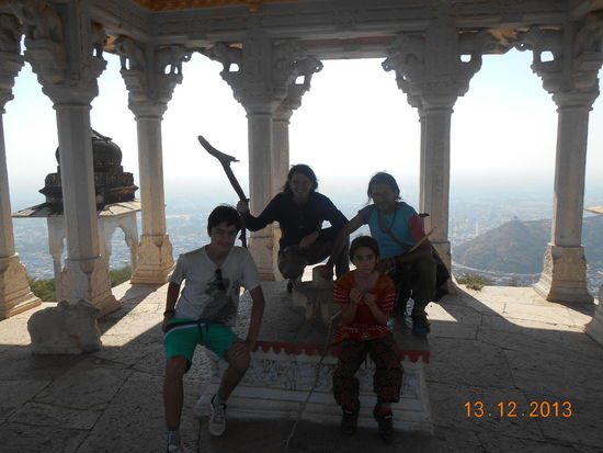 Ein Tempel innerhalb des Forts - jede schattige Pause war während der Wanderung bei der Hitze willkommen