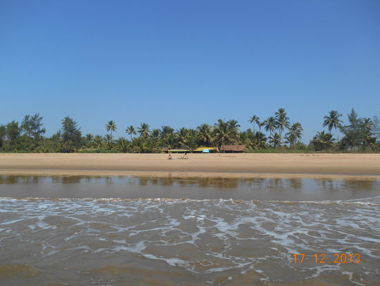 Unser Strand - im Hintergrund unser "Hotel" - wir sind hier wirklich oft die einzigen im Wasser